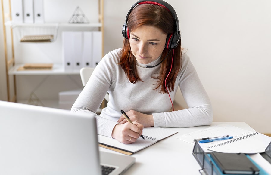 دختری در حال آزمون دادن